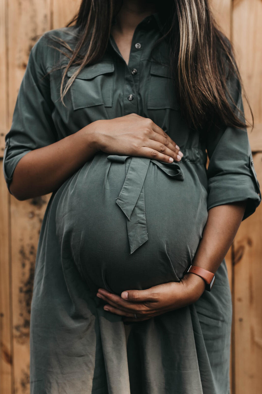 Schwangere Frau hält den runden Bauch
