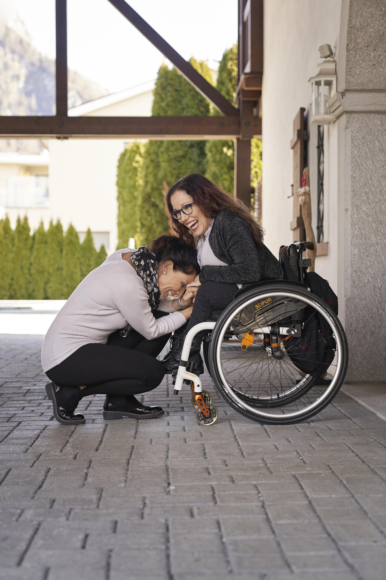 Mutter mit Tochter im Rollstuhl